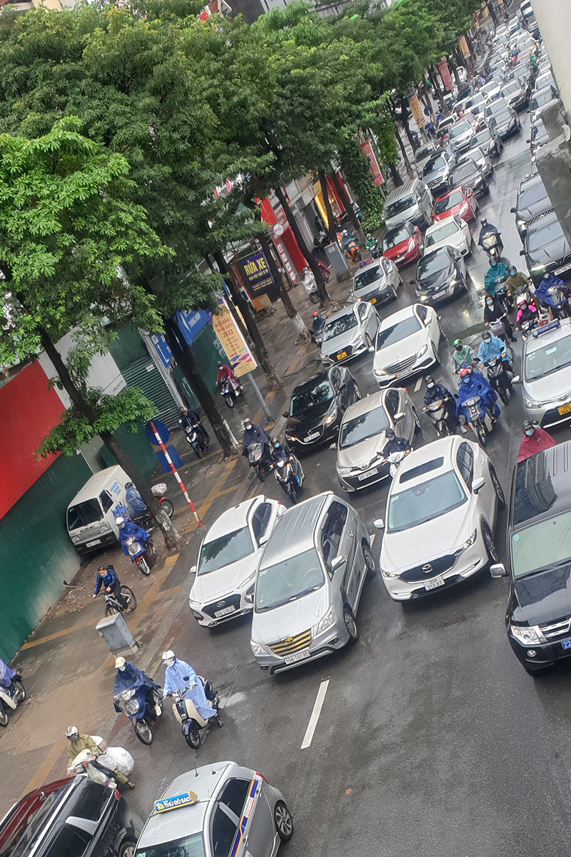 Đường phố Hà Nội ùn tắc kinh hoàng trong sáng đầu tuần - Ảnh 7.