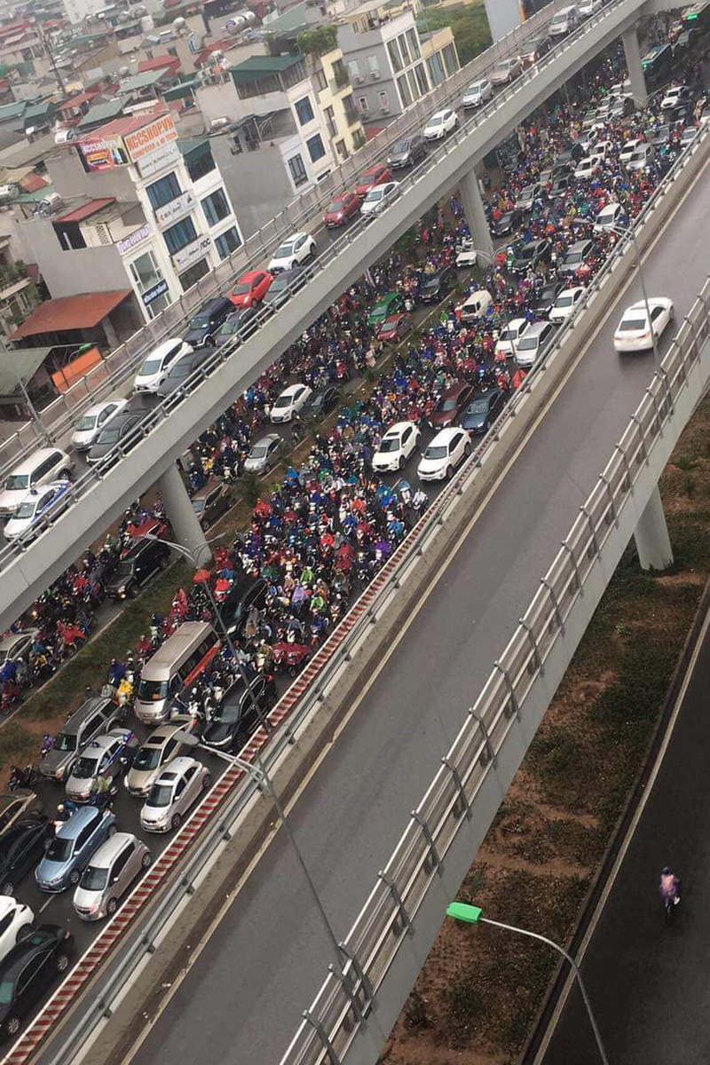 Đường phố Hà Nội ùn tắc kinh hoàng trong sáng đầu tuần - Ảnh 8.