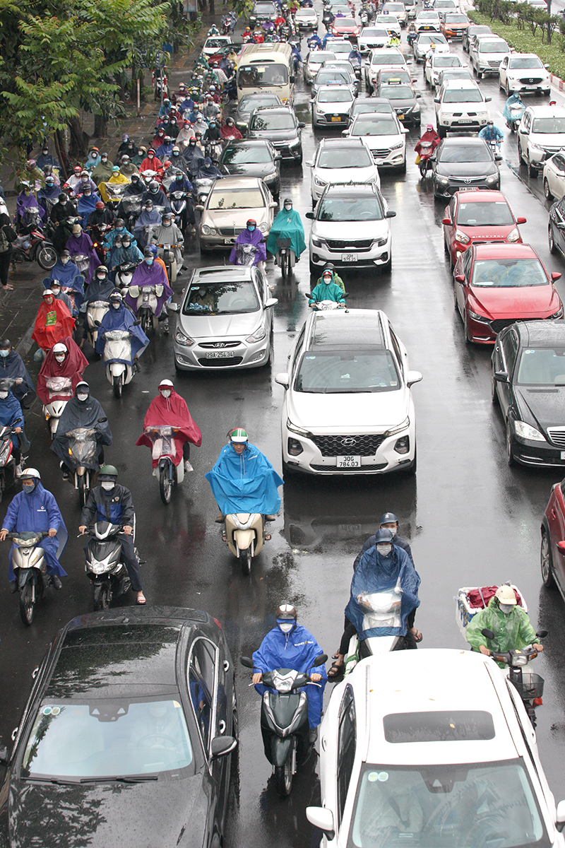 Đường phố Hà Nội ùn tắc kinh hoàng trong sáng đầu tuần - Ảnh 10.