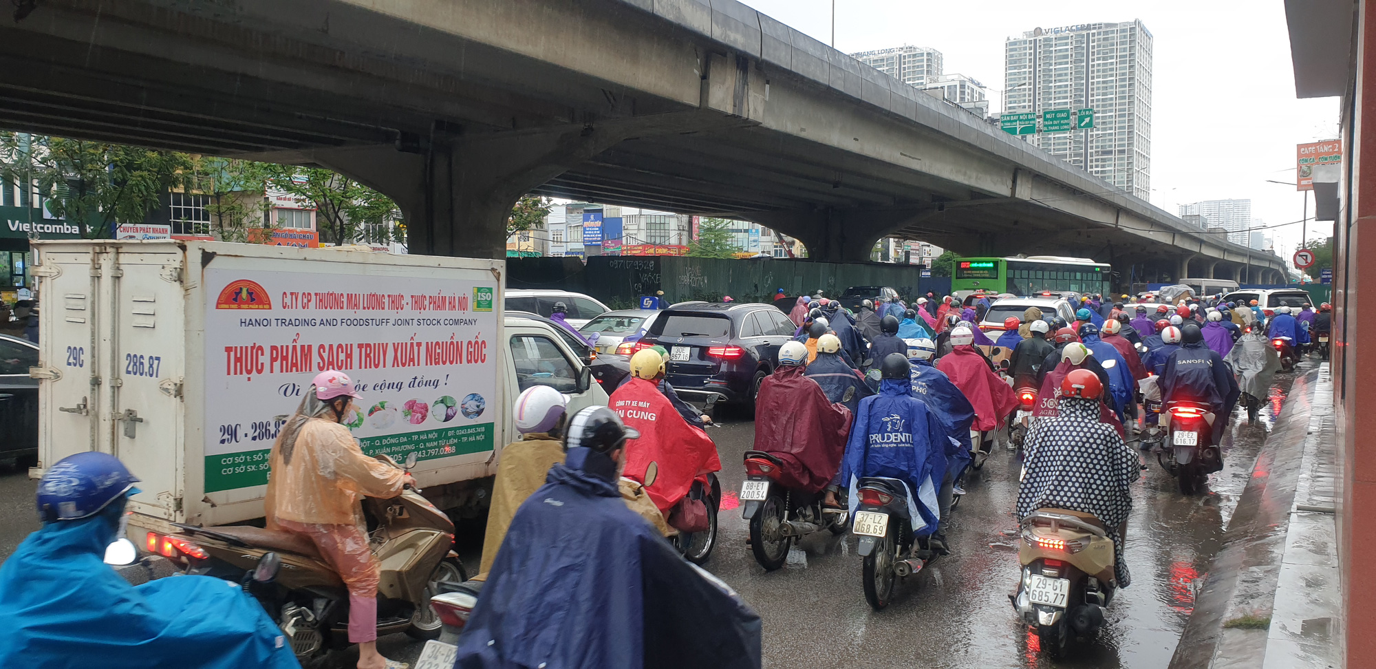 Đường phố Hà Nội ùn tắc kinh hoàng trong sáng đầu tuần - Ảnh 3.