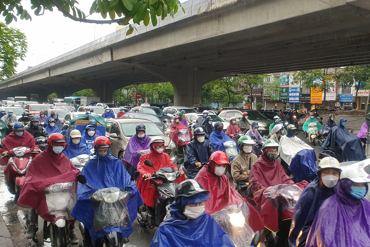 Đường phố Hà Nội ùn tắc kinh hoàng trong sáng đầu tuần - Ảnh 2.