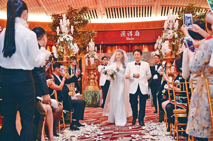 Đám cưới khủng của thiếu gia Hong Kong từng bị nhà gái phản đối: Bước vào giới siêu giàu nhờ tài sản của bố dượng, quà cưới 359 tỷ đồng đầy choáng ngợp! - Ảnh 7.