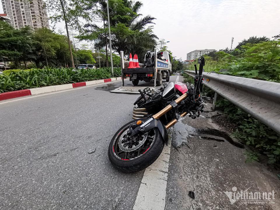 Mô tô phân khối lớn va chạm với xe máy, 1 người tử vong ở Hà Nội - Ảnh 2.