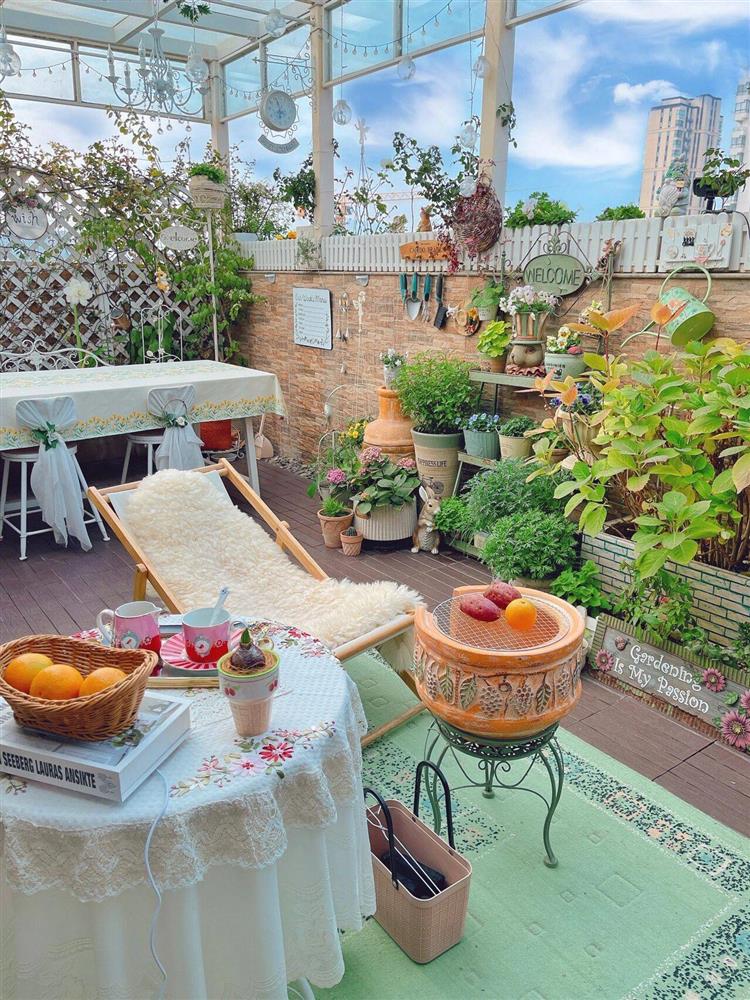 Khu vườn sân thượng chỉ rộng 20m² nhưng khiến chị em thành phố “đỏ mắt ghen tị” bởi khung cảnh quá đỗi bình yên, thơ mộng - Ảnh 2. Khu vườn sân thượng chỉ rộng 20m² nhưng khiến chị em thành phố “đỏ mắt ghen tị” bởi khung cảnh quá đỗi bình yên, thơ mộng - Ảnh 2.