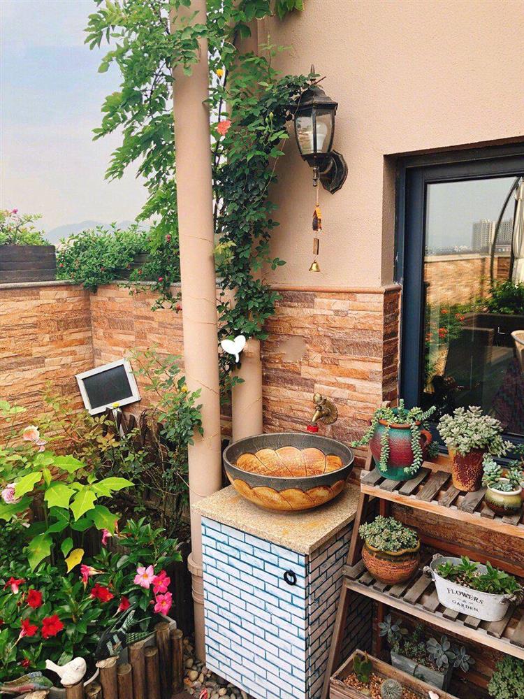 Khu vườn sân thượng chỉ rộng 20m² nhưng khiến chị em thành phố “đỏ mắt ghen tị” bởi khung cảnh quá đỗi bình yên, thơ mộng - Ảnh 4. Khu vườn sân thượng chỉ rộng 20m² nhưng khiến chị em thành phố “đỏ mắt ghen tị” bởi khung cảnh quá đỗi bình yên, thơ mộng - Ảnh 4.