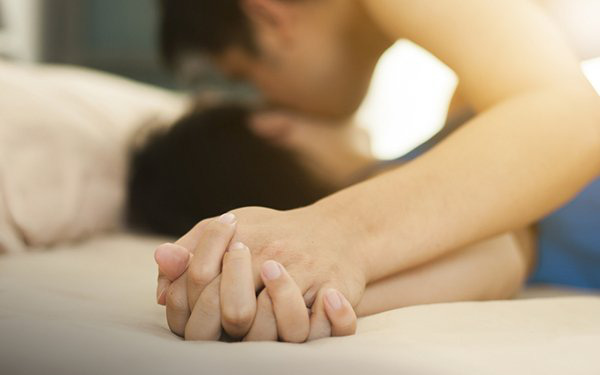 Vợ &quot;đứng hình&quot; vì chồng thừa nhận phản bội khi đang sex