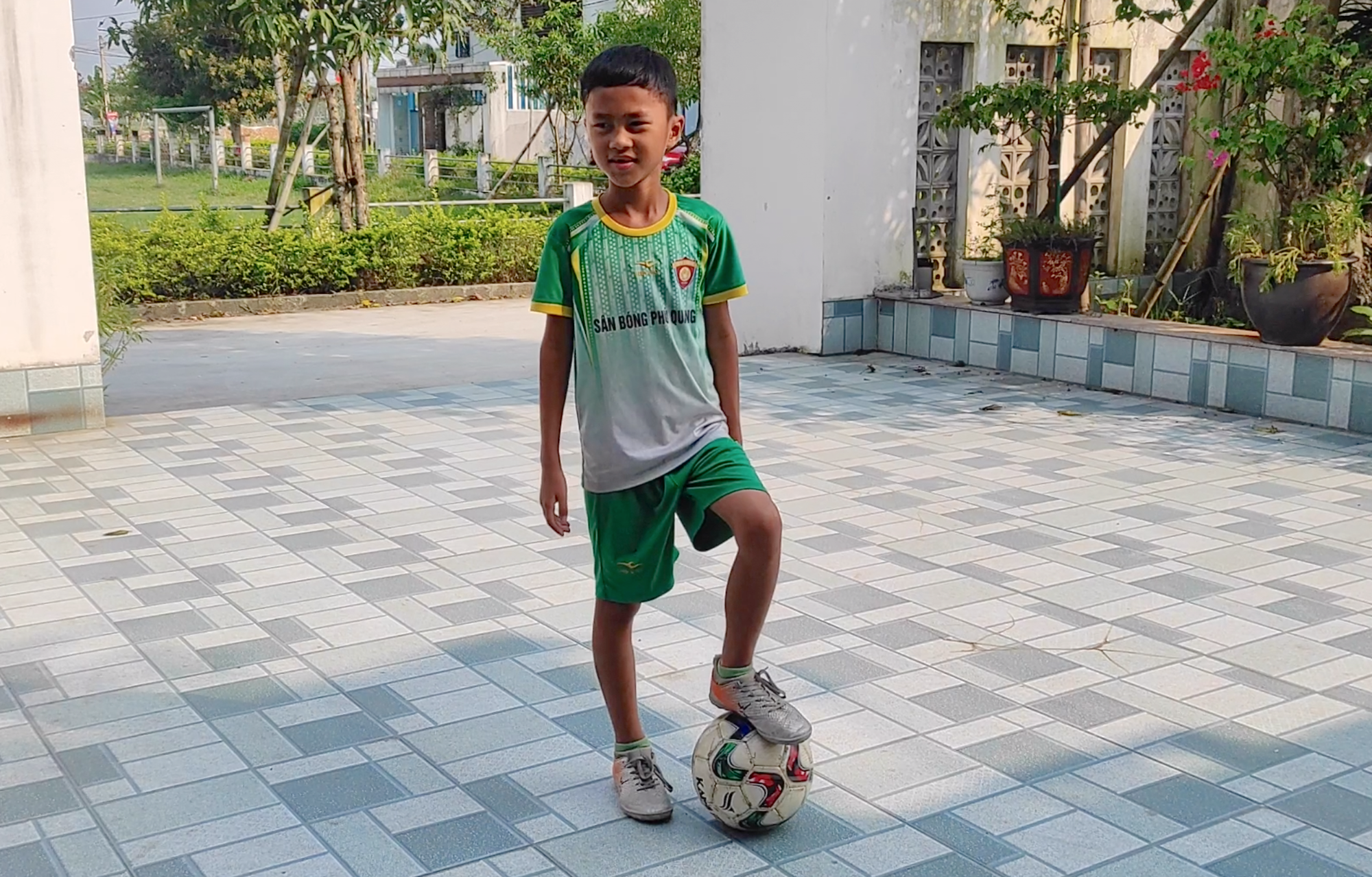Gặp cậu bé 8 tuổi tâng bóng 2.800 lần khiến David Beckham phải thốt lên kinh ngạc - Ảnh 1. Gặp cậu bé 8 tuổi tâng bóng 2.800 lần khiến David Beckham phải thốt lên kinh ngạc - Ảnh 1.