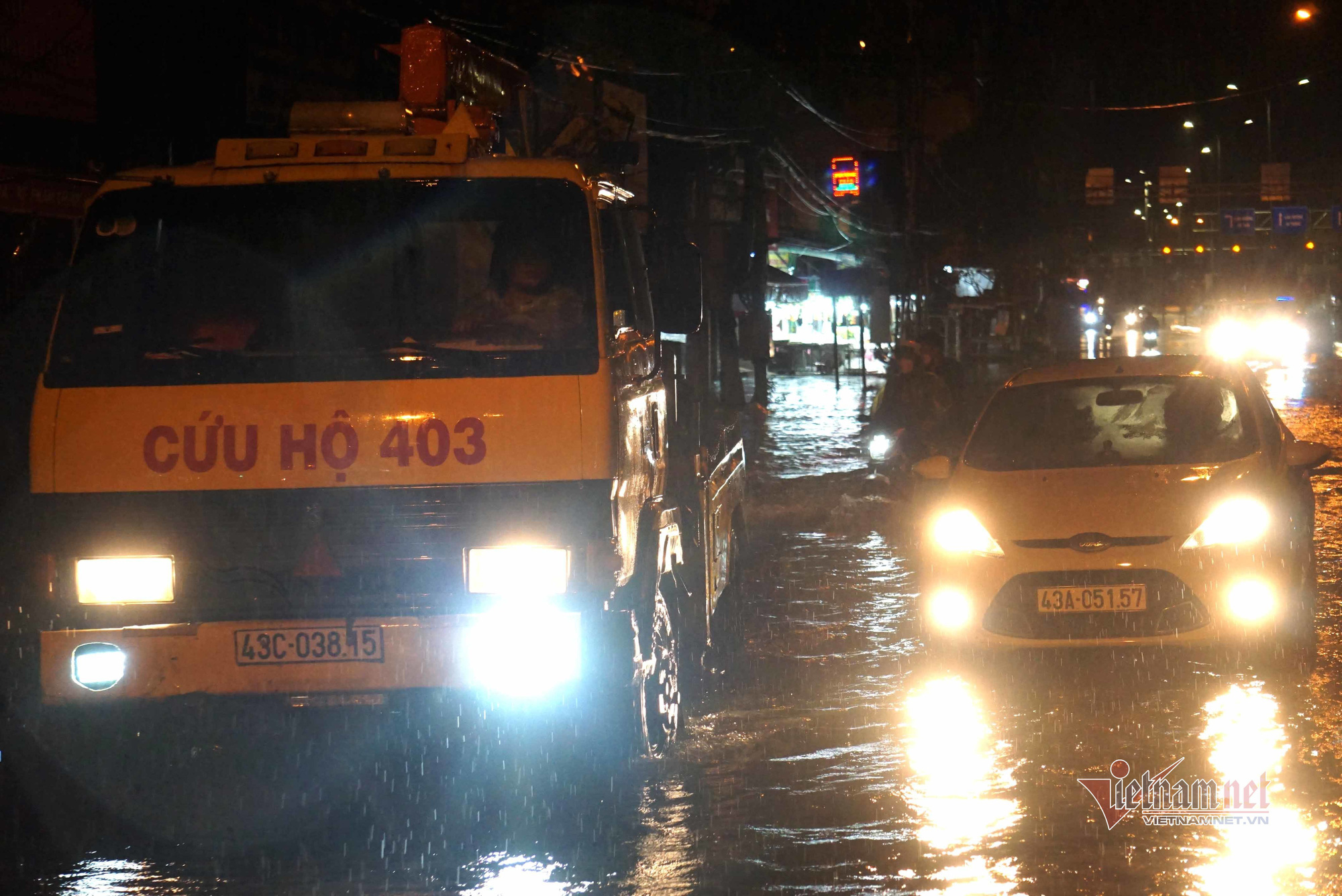 Mưa xối xả, đường phố Đ&agrave; Nẵng ngập s&acirc;u, h&agrave;ng loạt &ocirc;t&ocirc; chết m&aacute;y trong đ&ecirc;m - Ảnh 6.