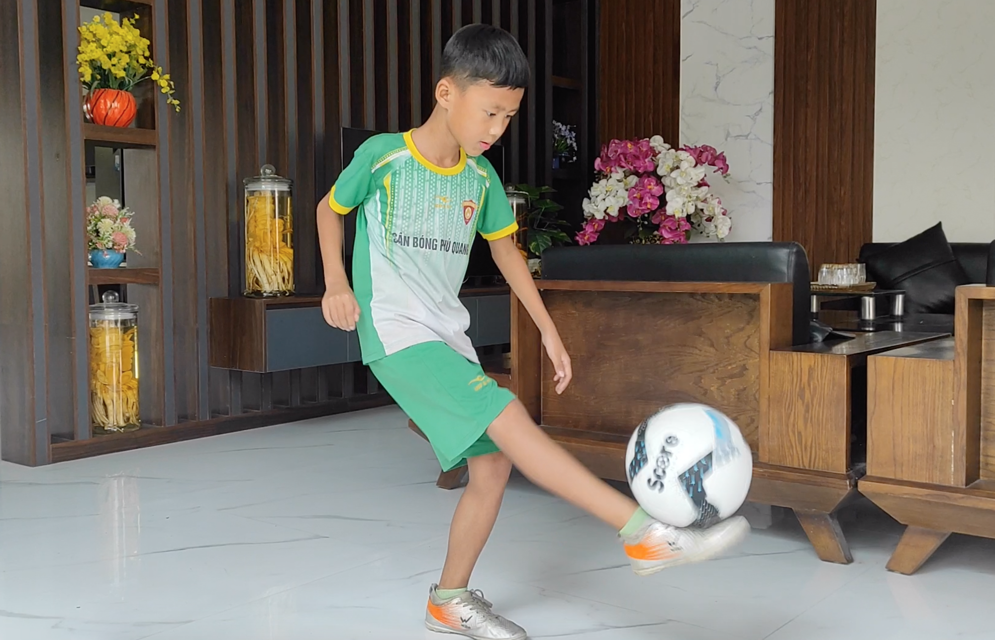 Gặp cậu bé 8 tuổi tâng bóng 2.800 lần khiến David Beckham phải thốt lên kinh ngạc - Ảnh 2. Gặp cậu bé 8 tuổi tâng bóng 2.800 lần khiến David Beckham phải thốt lên kinh ngạc - Ảnh 2.