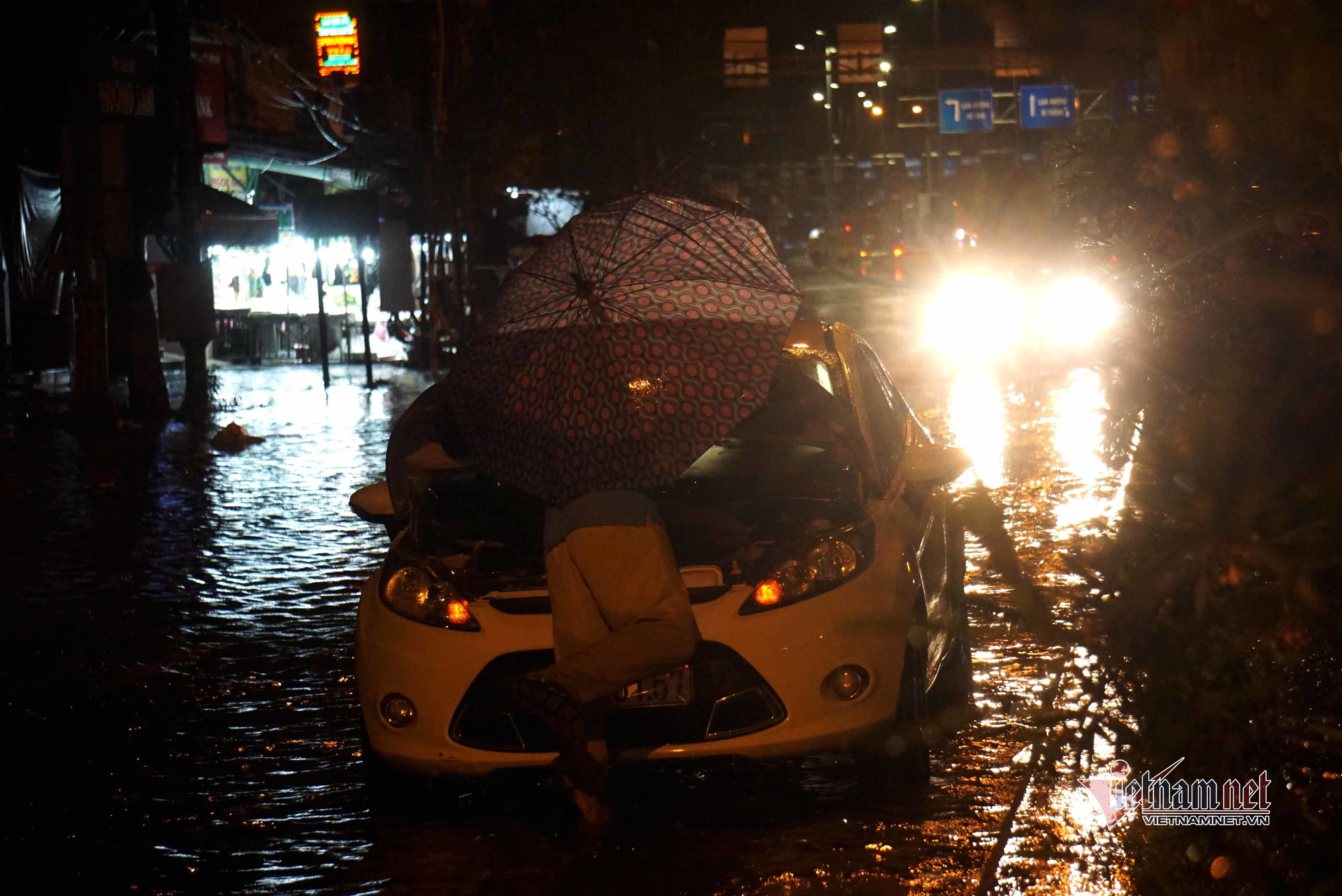 Mưa xối xả, đường phố Đ&agrave; Nẵng ngập s&acirc;u, h&agrave;ng loạt &ocirc;t&ocirc; chết m&aacute;y trong đ&ecirc;m - Ảnh 4.