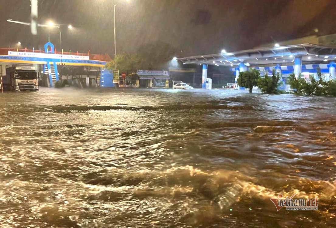 Mưa xối xả, đường phố Đ&agrave; Nẵng ngập s&acirc;u, h&agrave;ng loạt &ocirc;t&ocirc; chết m&aacute;y trong đ&ecirc;m - Ảnh 2.