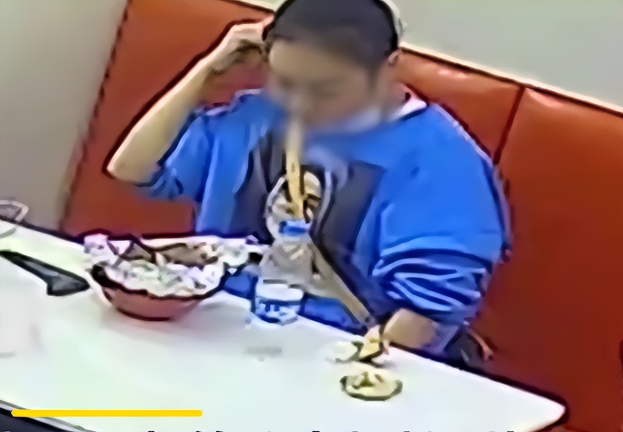 Chủ quán bị khách khiếu nại trong đồ ăn có tóc và yêu cầu không thu tiền, xem lại camera mới tức vì hành động nham hiểm của cô gái - Ảnh 1.
