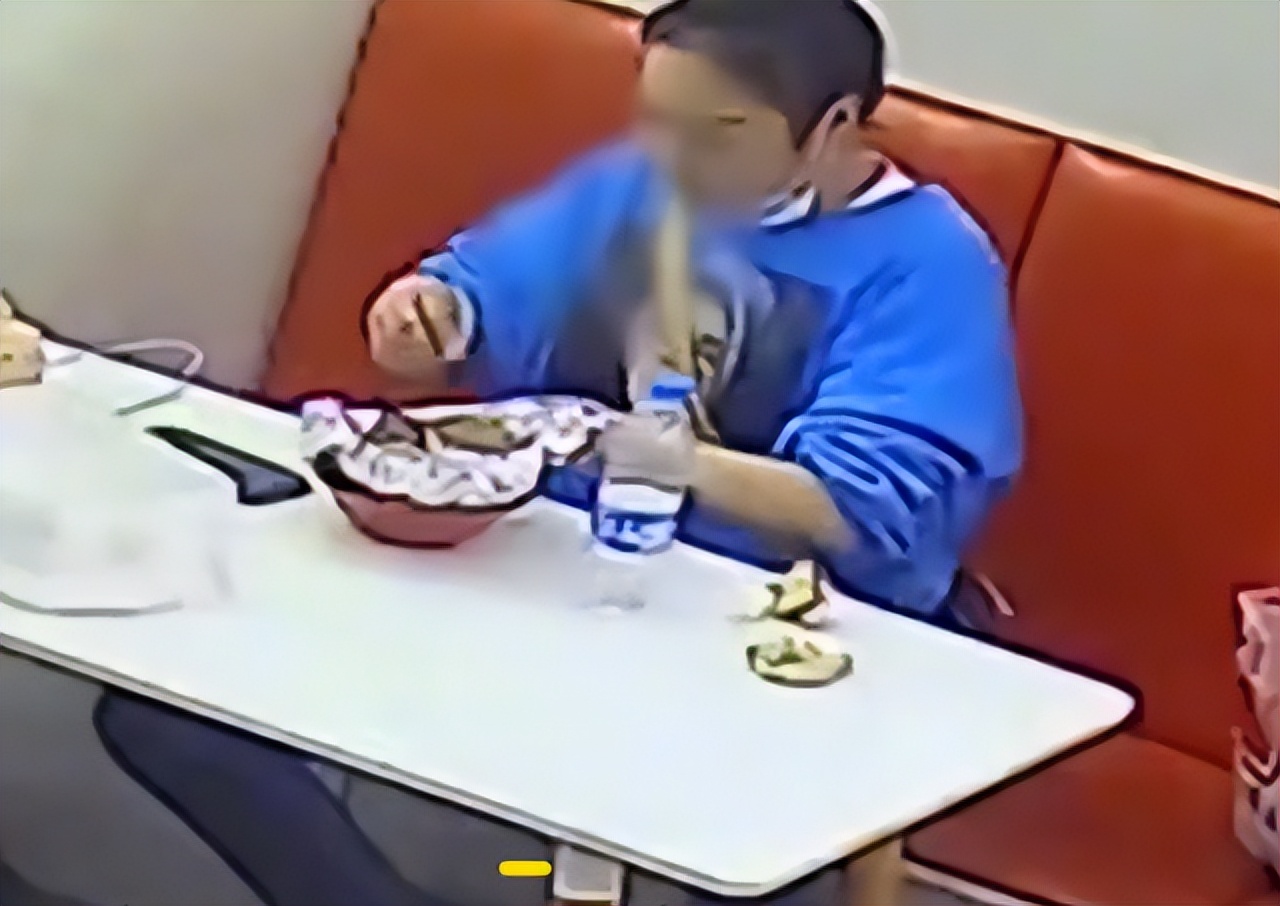 Chủ quán bị khách khiếu nại trong đồ ăn có tóc và yêu cầu không thu tiền, xem lại camera mới tức vì hành động nham hiểm của cô gái - Ảnh 3.