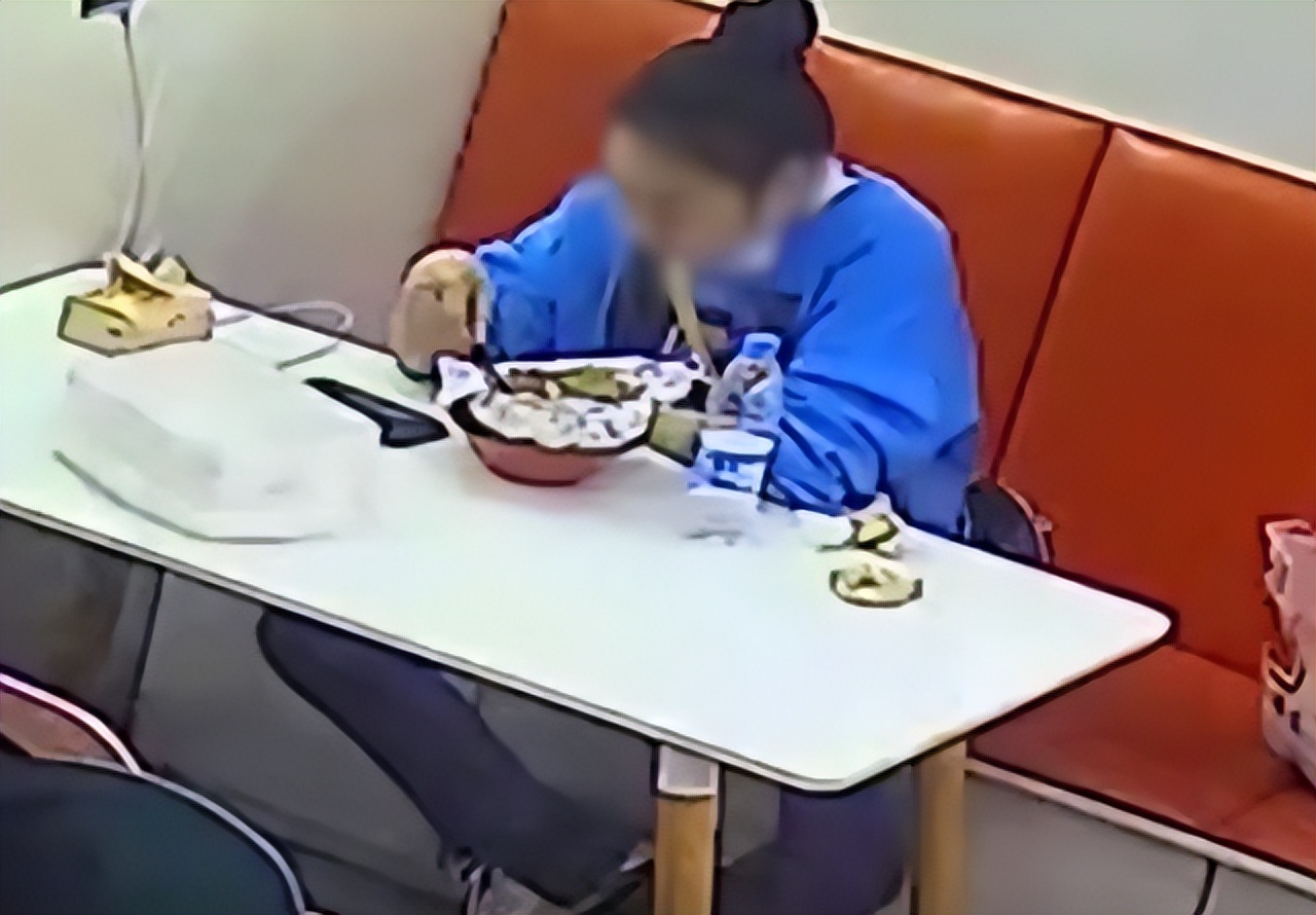 Chủ quán bị khách khiếu nại trong đồ ăn có tóc và yêu cầu không thu tiền, xem lại camera mới tức vì hành động nham hiểm của cô gái - Ảnh 4.