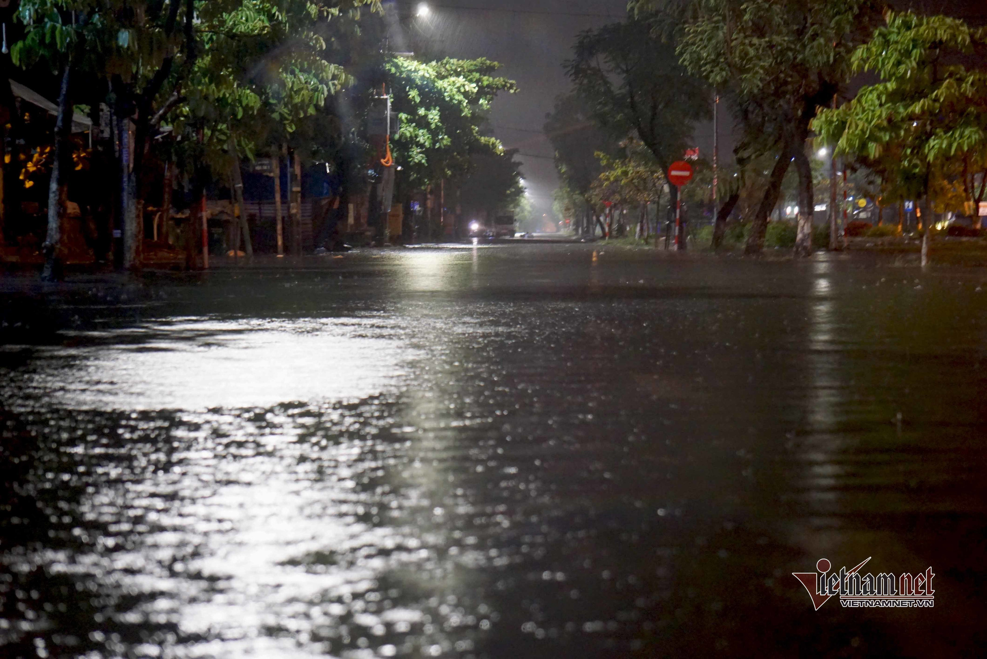 Mưa xối xả, đường phố Đ&agrave; Nẵng ngập s&acirc;u, h&agrave;ng loạt &ocirc;t&ocirc; chết m&aacute;y trong đ&ecirc;m - Ảnh 1.