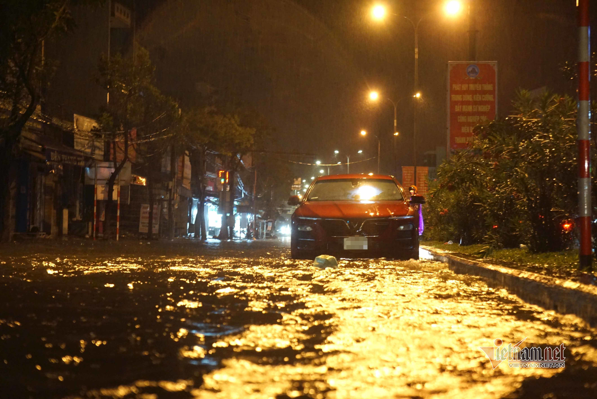 Mưa xối xả, đường phố Đ&agrave; Nẵng ngập s&acirc;u, h&agrave;ng loạt &ocirc;t&ocirc; chết m&aacute;y trong đ&ecirc;m - Ảnh 5.