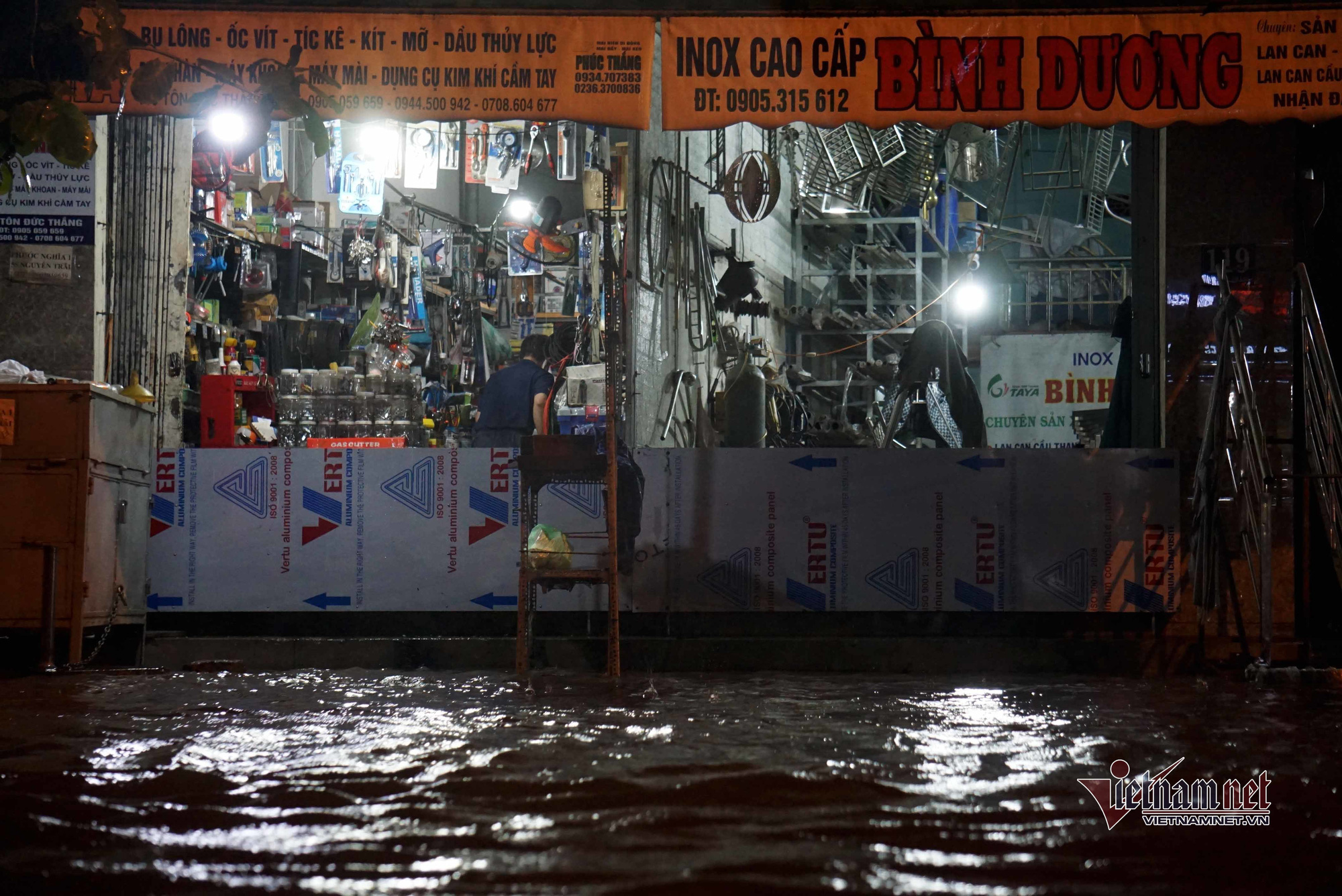 Mưa xối xả, đường phố Đ&agrave; Nẵng ngập s&acirc;u, h&agrave;ng loạt &ocirc;t&ocirc; chết m&aacute;y trong đ&ecirc;m - Ảnh 3.