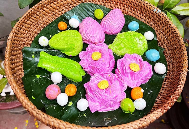 Chợ Tết Hàn thực: Bánh trôi hoa sen, hàng lạ sốt xình xịch - Ảnh 1.