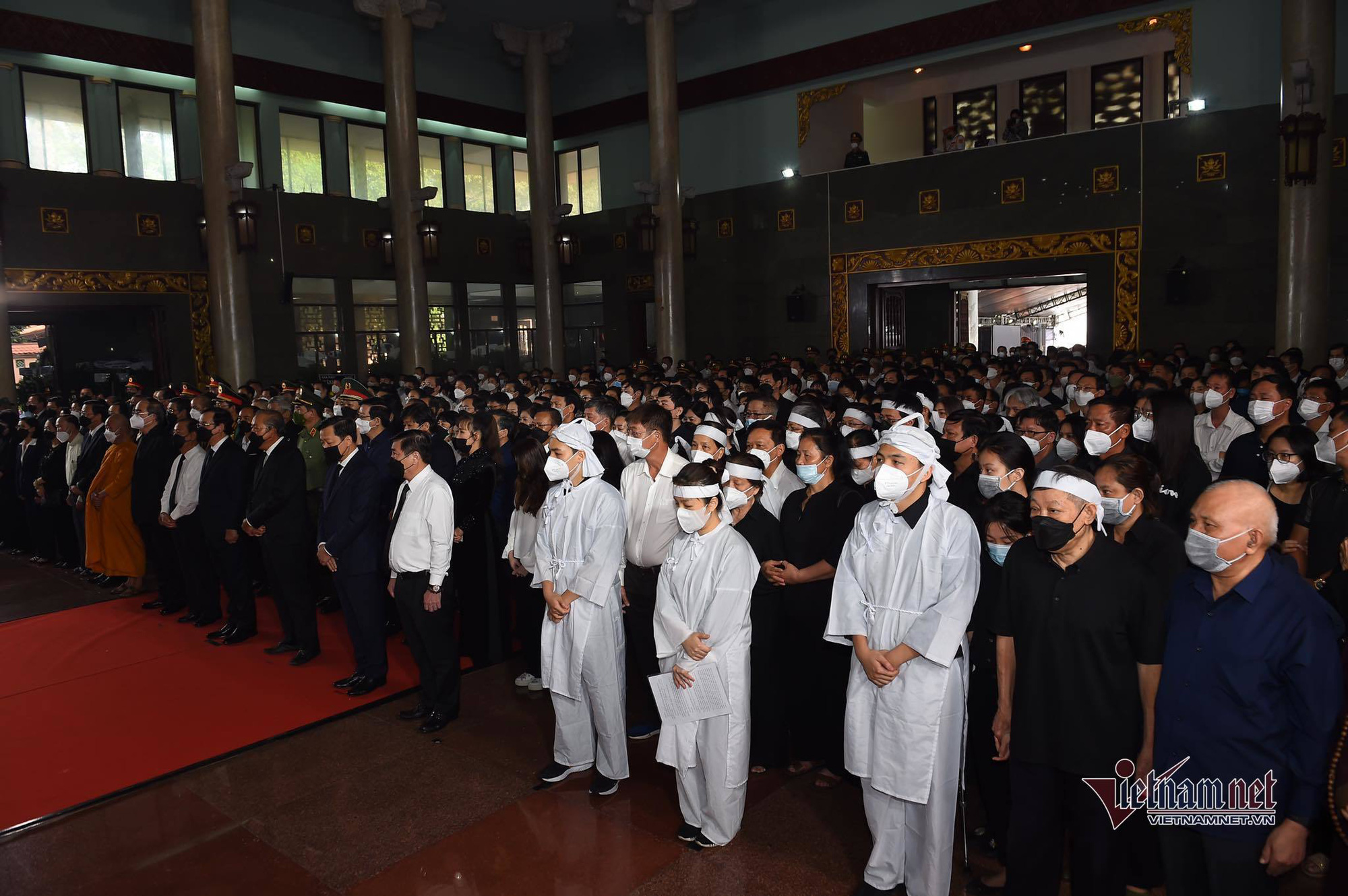 Tiễn đưa ông Lê Hòa Bình, Phó chủ tịch UBND TP.HCM về nơi an nghỉ cuối cùng - Ảnh 2. Tiễn đưa ông Lê Hòa Bình, Phó chủ tịch UBND TP.HCM về nơi an nghỉ cuối cùng - Ảnh 2.