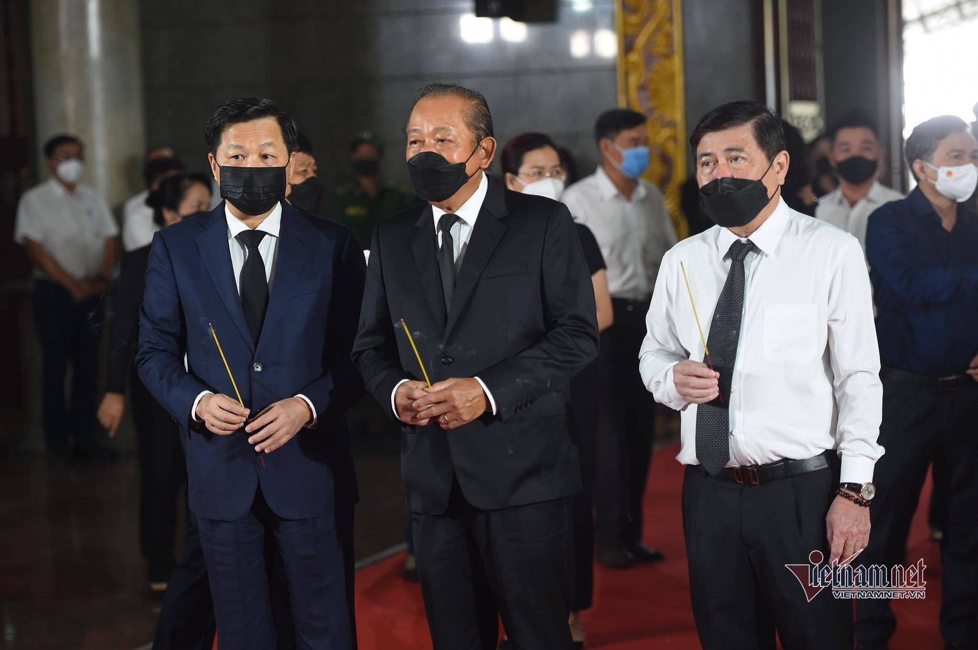 Tiễn đưa ông Lê Hòa Bình, Phó chủ tịch UBND TP.HCM về nơi an nghỉ cuối cùng - Ảnh 4. Tiễn đưa ông Lê Hòa Bình, Phó chủ tịch UBND TP.HCM về nơi an nghỉ cuối cùng - Ảnh 4.