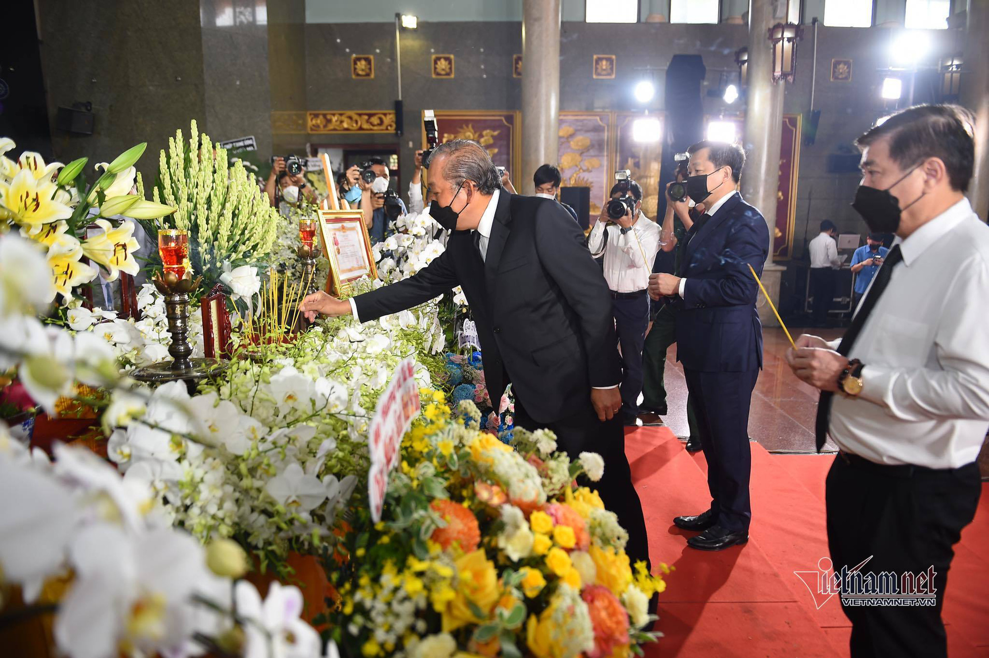 Tiễn đưa ông Lê Hòa Bình, Phó chủ tịch UBND TP.HCM về nơi an nghỉ cuối cùng - Ảnh 5. Tiễn đưa ông Lê Hòa Bình, Phó chủ tịch UBND TP.HCM về nơi an nghỉ cuối cùng - Ảnh 5.