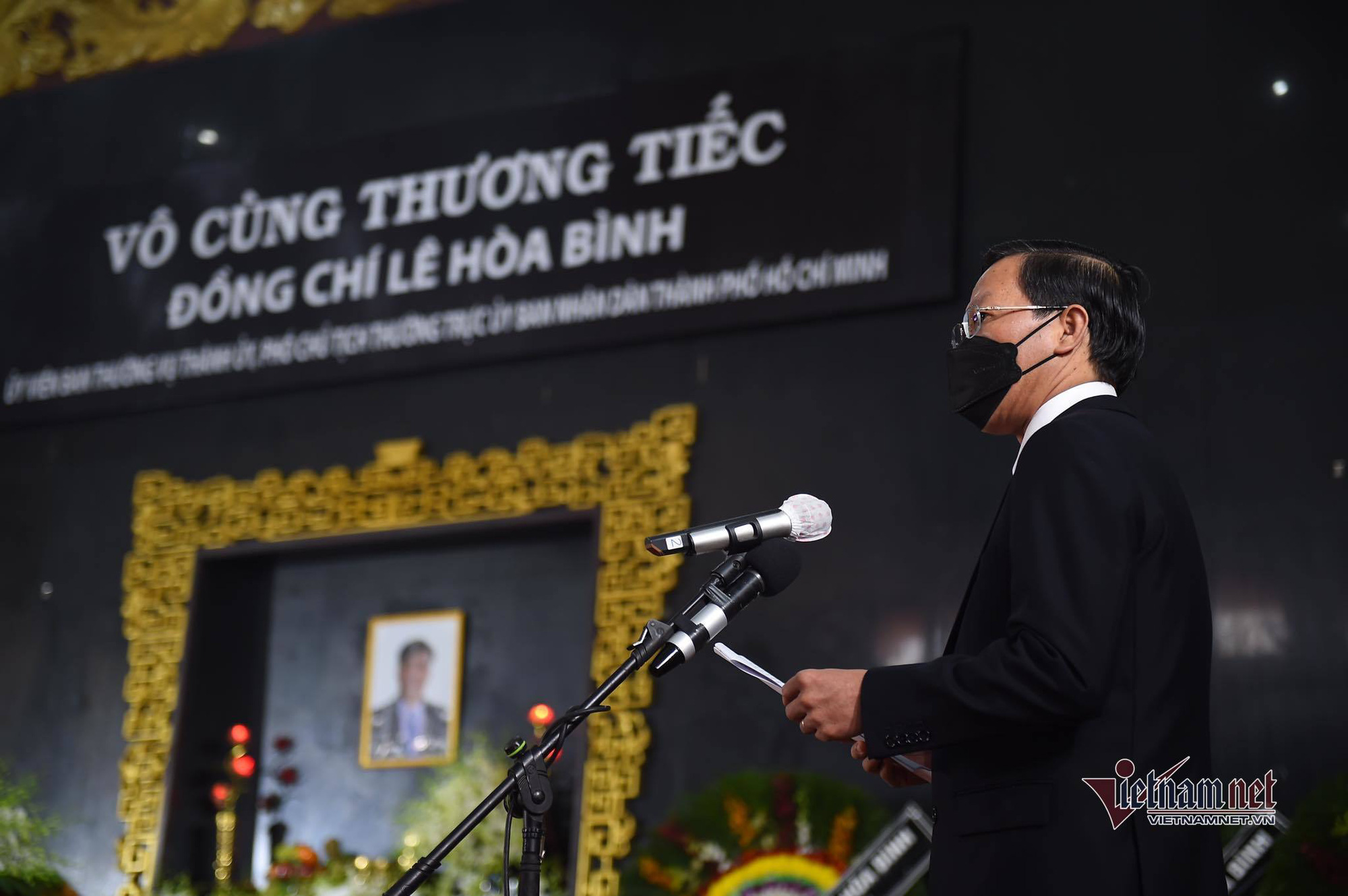 Tiễn đưa ông Lê Hòa Bình, Phó chủ tịch UBND TP.HCM về nơi an nghỉ cuối cùng - Ảnh 3. Tiễn đưa ông Lê Hòa Bình, Phó chủ tịch UBND TP.HCM về nơi an nghỉ cuối cùng - Ảnh 3.