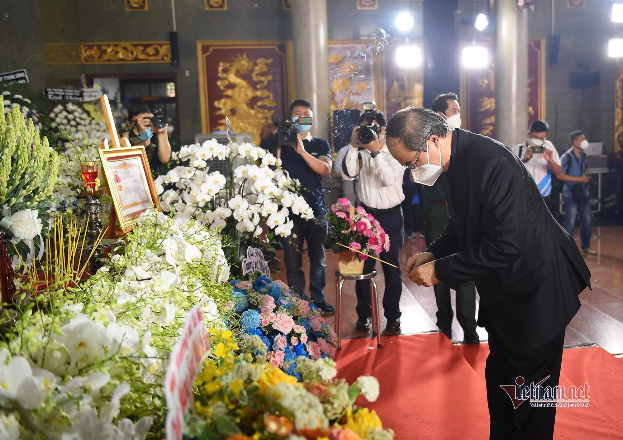 Tiễn đưa ông Lê Hòa Bình, Phó chủ tịch UBND TP.HCM về nơi an nghỉ cuối cùng - Ảnh 6. Tiễn đưa ông Lê Hòa Bình, Phó chủ tịch UBND TP.HCM về nơi an nghỉ cuối cùng - Ảnh 6.