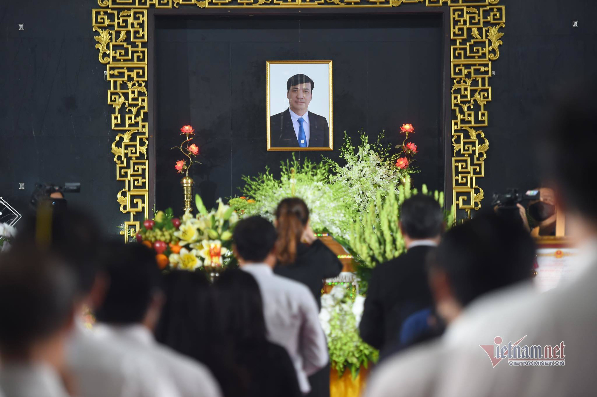 Tiễn đưa ông Lê Hòa Bình, Phó chủ tịch UBND TP.HCM về nơi an nghỉ cuối cùng - Ảnh 7. Tiễn đưa ông Lê Hòa Bình, Phó chủ tịch UBND TP.HCM về nơi an nghỉ cuối cùng - Ảnh 7.