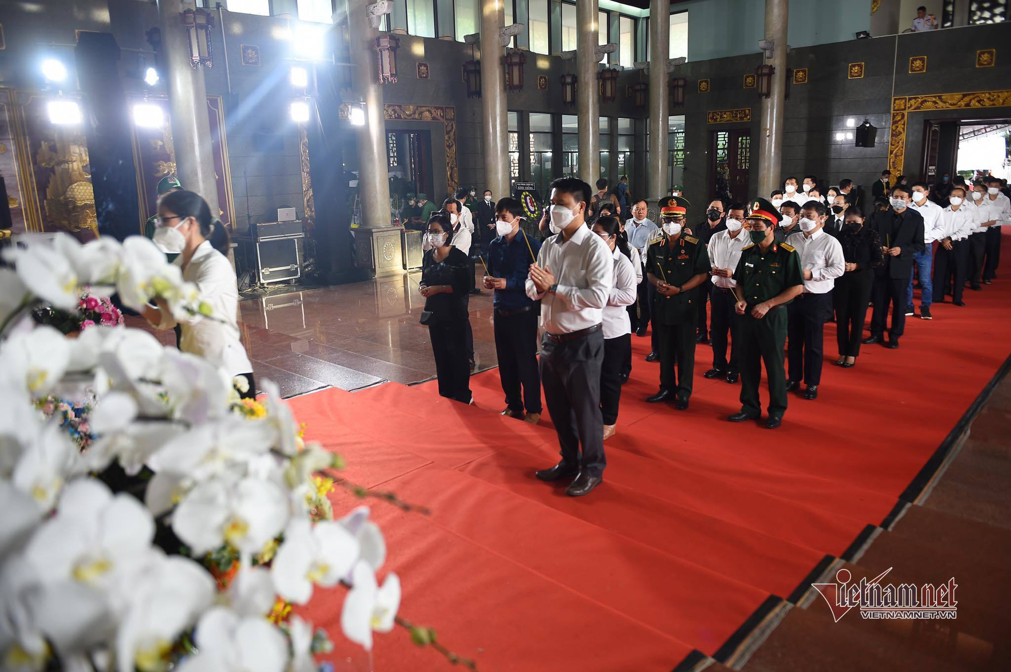 Tiễn đưa ông Lê Hòa Bình, Phó chủ tịch UBND TP.HCM về nơi an nghỉ cuối cùng - Ảnh 9. Tiễn đưa ông Lê Hòa Bình, Phó chủ tịch UBND TP.HCM về nơi an nghỉ cuối cùng - Ảnh 9.