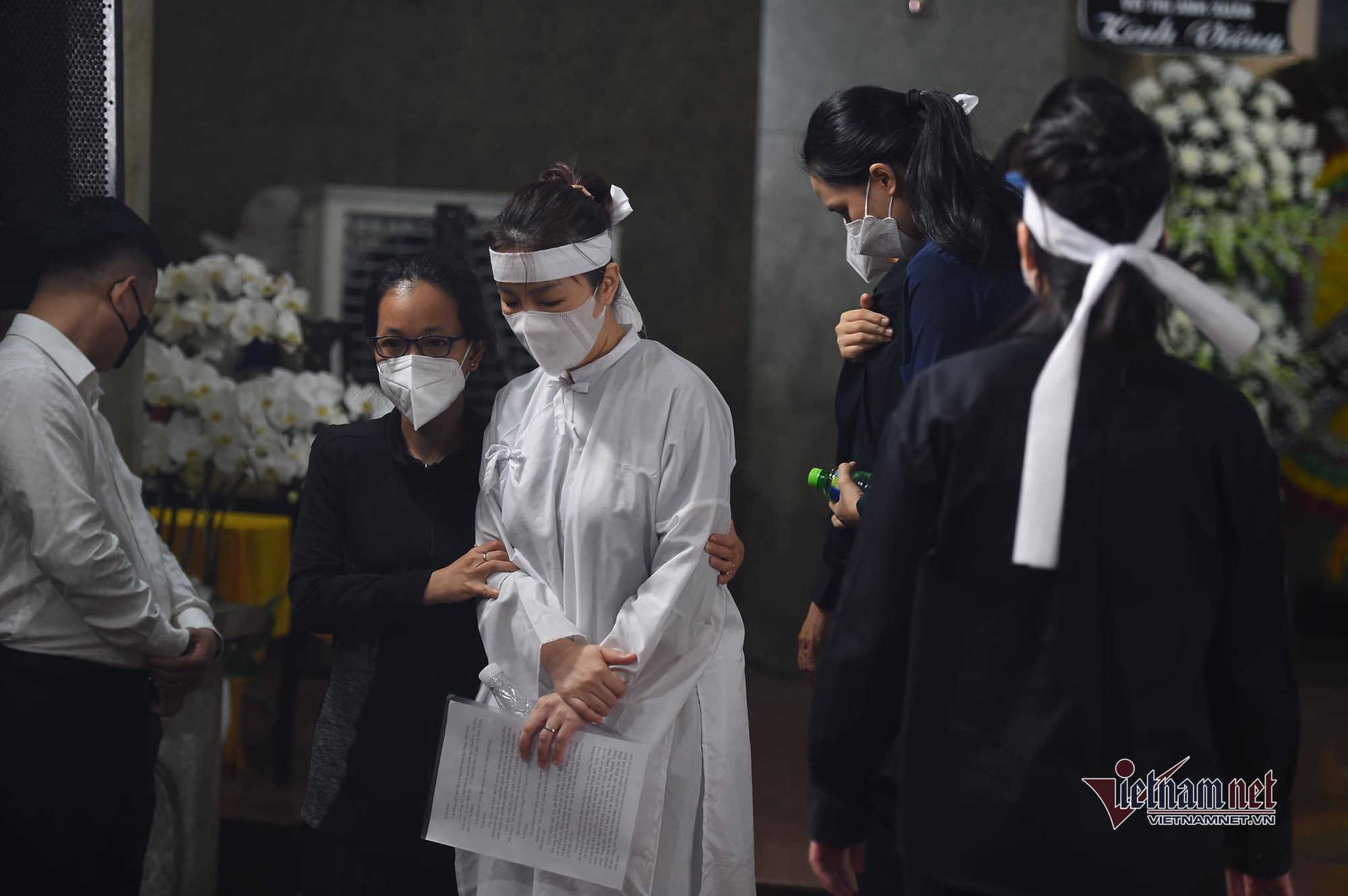 Tiễn đưa ông Lê Hòa Bình, Phó chủ tịch UBND TP.HCM về nơi an nghỉ cuối cùng - Ảnh 10. Tiễn đưa ông Lê Hòa Bình, Phó chủ tịch UBND TP.HCM về nơi an nghỉ cuối cùng - Ảnh 10.