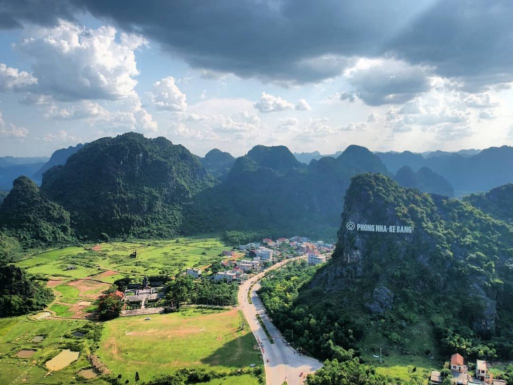 Quảng Bình là điểm đến lý tưởng cho những ai yêu thích khám phá vàng đá quý của Việt Nam. Với những địa điểm du lịch nổi tiếng như Phong Nha, Bảo Ninh, ngôi làng chài Bắc Trung Nam, Quảng Bình đem đến cho bạn một kỳ nghỉ tuyệt vời.