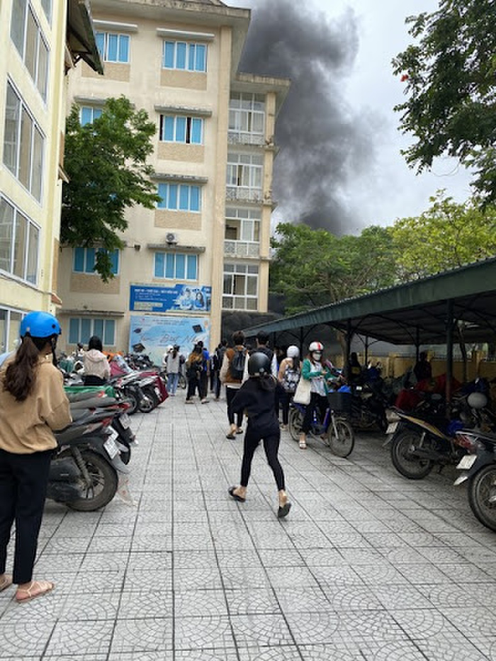 Cháy tại Trường Du lịch Huế, hàng trăm cán bộ và sinh viên hốt hoảng tháo chạy - Ảnh 1.
