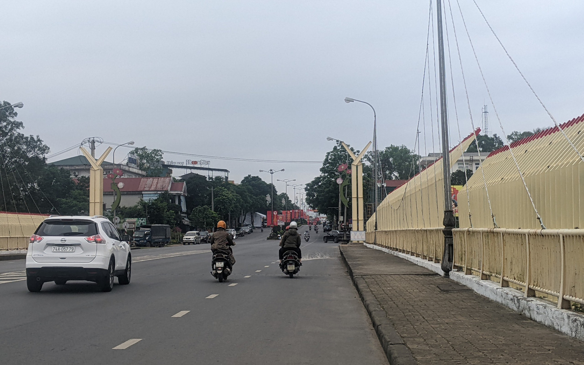 Cận cảnh cây cầu 'bị chê xấu' vì lối trang trí giống 'hàng rào nhà tù' ở Quảng Trị