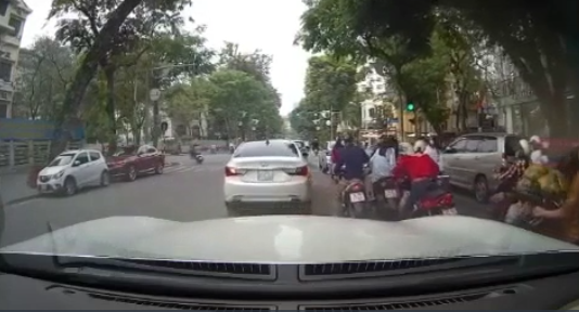 Giữa đường phố Hà Nội, đôi nam nữ có hành động cực xấu hổ, camera ghi lại 30 giây đầy 