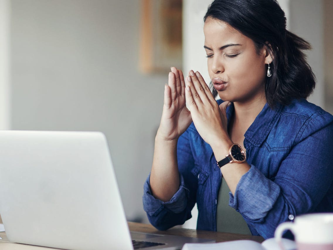 Những b&agrave;i tập h&iacute;t thở n&ecirc;n thực hiện trước giờ đi ngủ để tr&aacute;nh mất ngủ v&agrave; ngủ ngon hơn - Ảnh 1.