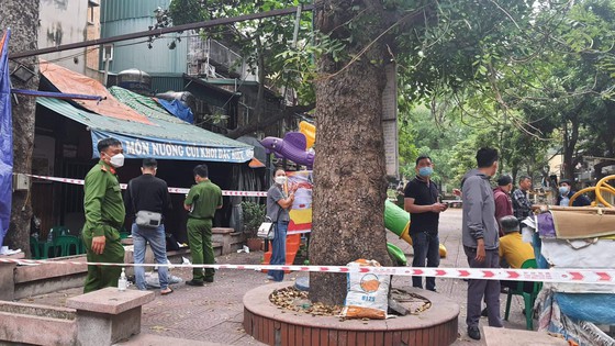 Vụ hỏa hoạn 5 người tử vong tại Hà Nội: Ngọn lửa có thể bắt nguồn từ sự cố chập điện xe máy - Ảnh 2.