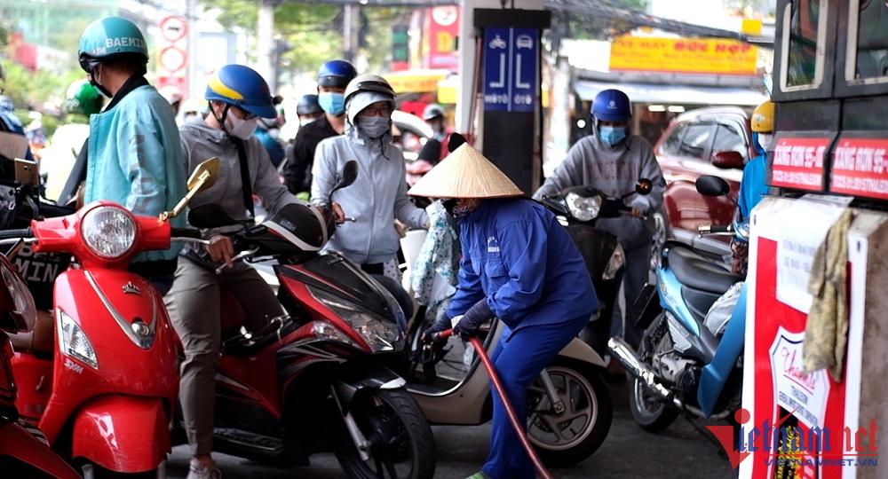 Ngao ngán xăng tăng giá, chỉ còn cách còng lưng chịu đựng - Ảnh 1.