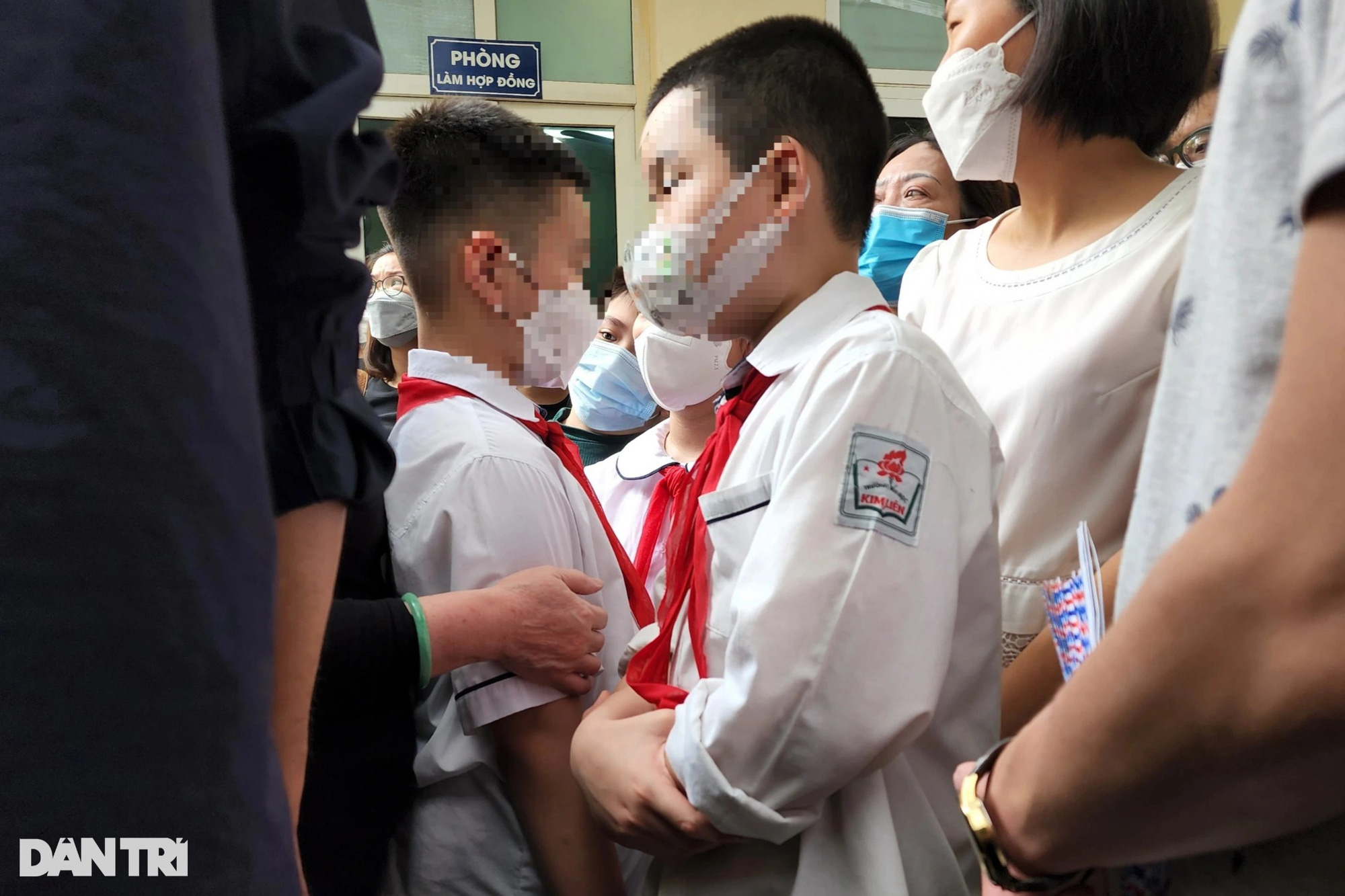 Nhiều người xếp hàng chia buồn với gia đình 5 nạn nhân vụ cháy tại Hà Nội - Ảnh 7.