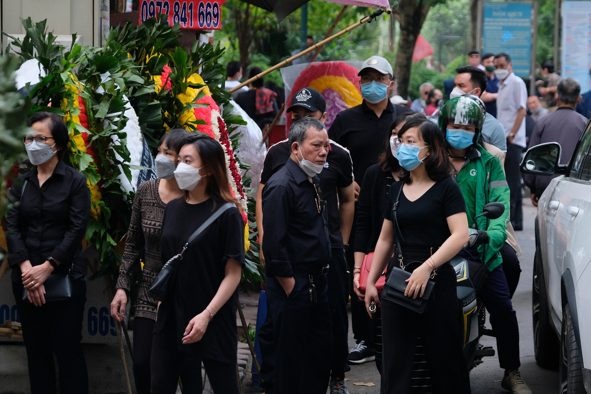 Nhiều người xếp hàng chia buồn với gia đình 5 nạn nhân vụ cháy tại Hà Nội - Ảnh 1.