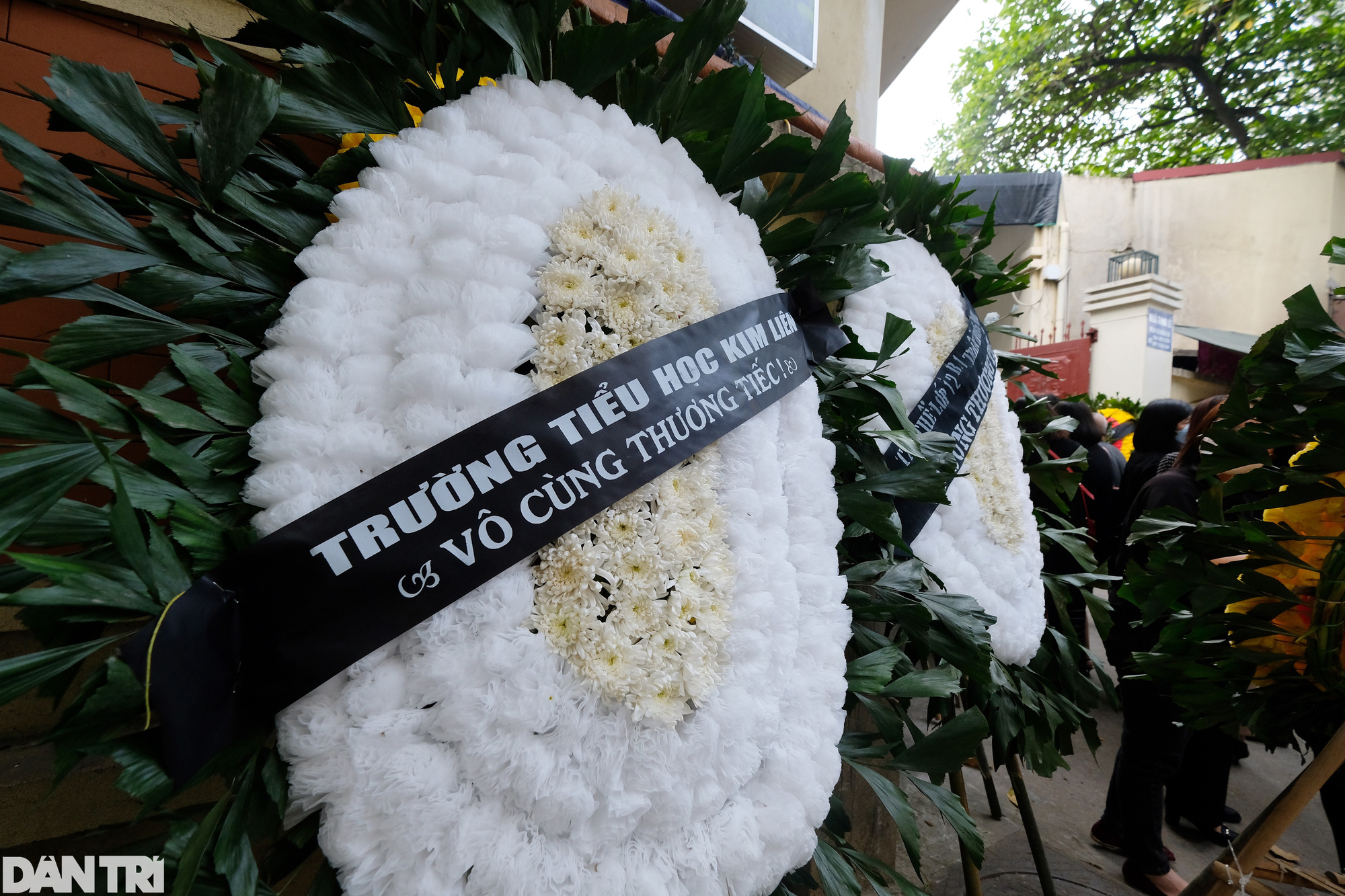 Nhiều người xếp hàng chia buồn với gia đình 5 nạn nhân vụ cháy tại Hà Nội - Ảnh 9.