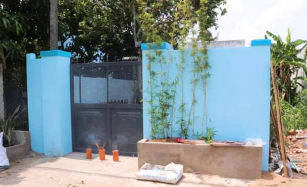 Hai đứa trẻ đ&oacute;i lả b&ecirc;n thi thể bố mẹ hiện ra sao? - Ảnh 2.