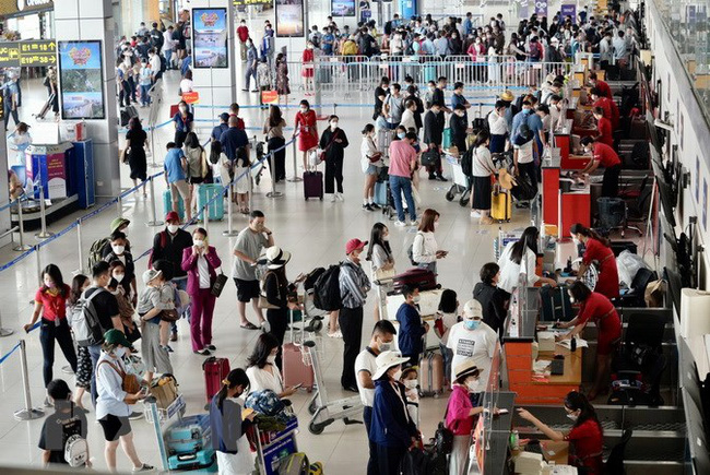 Tin sáng 24/4: Lưu ý hành khách qua sân bay Nội Bài dịp cao điểm nghỉ lễ - Ảnh 1.