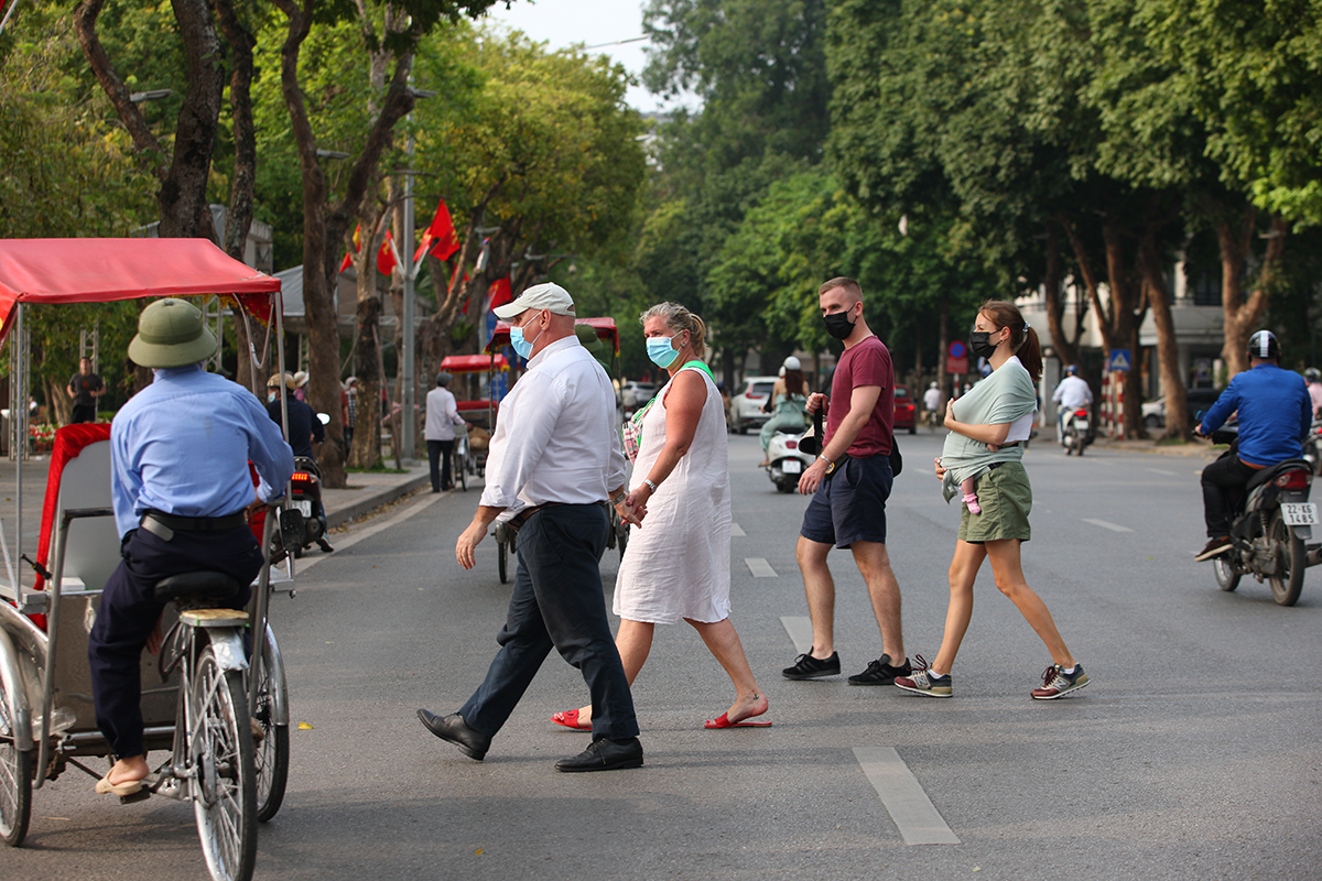 Thấp thoáng khách du lịch nước ngoài trên đường phố Hà Nội sau thời gian dài vắng bóng vì dịch COVID-19 - Ảnh 3.