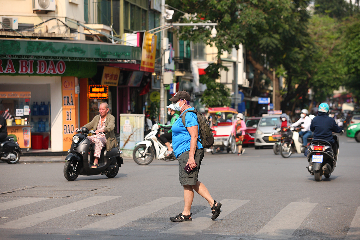 Thấp thoáng khách du lịch nước ngoài trên đường phố Hà Nội sau thời gian dài vắng bóng vì dịch COVID-19 - Ảnh 10.