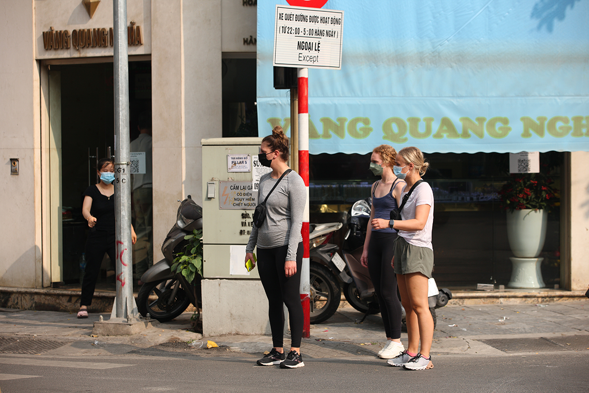 Thấp thoáng khách du lịch nước ngoài trên đường phố Hà Nội sau thời gian dài vắng bóng vì dịch COVID-19 - Ảnh 2.