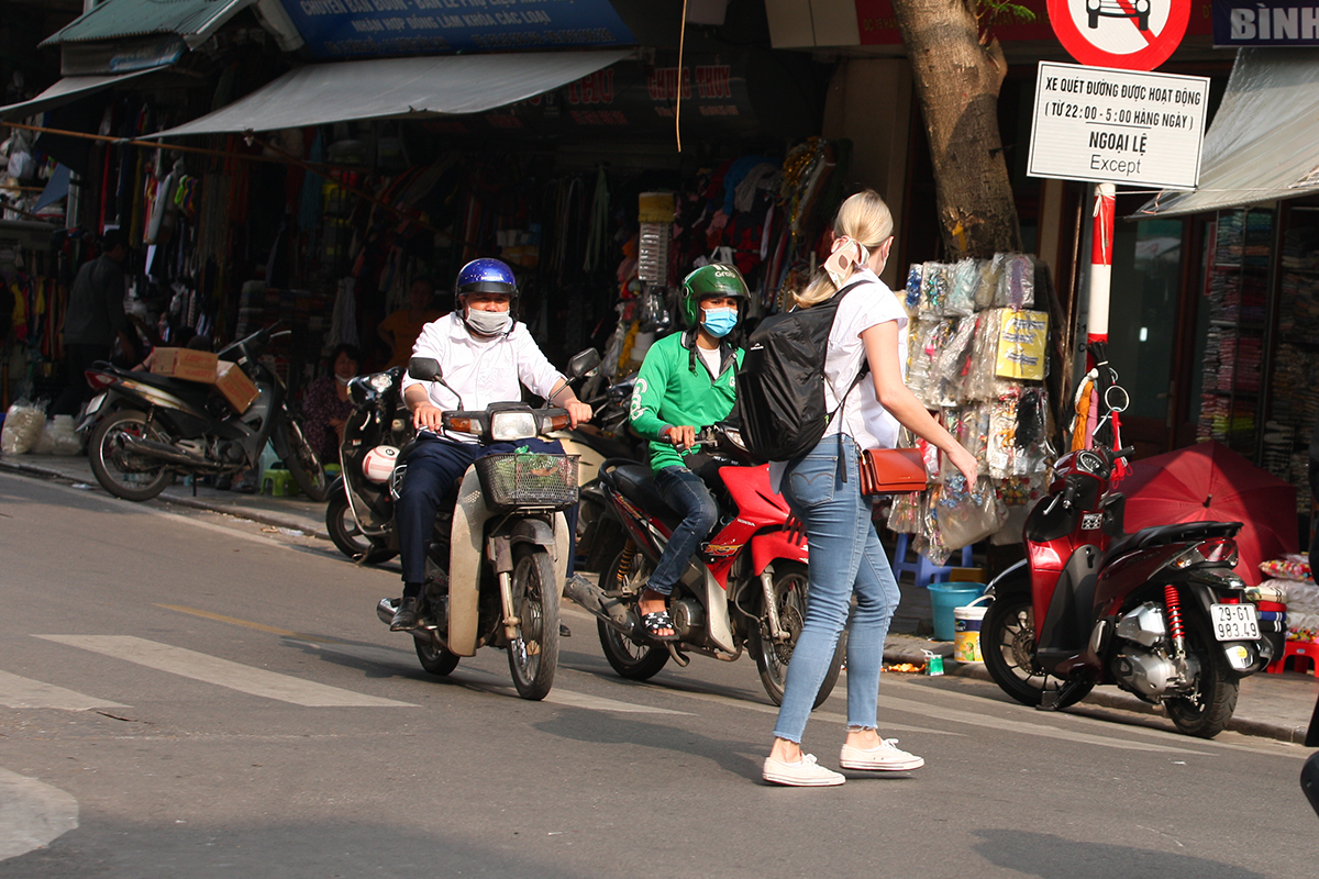 Thấp thoáng khách du lịch nước ngoài trên đường phố Hà Nội sau thời gian dài vắng bóng vì dịch COVID-19 - Ảnh 11.