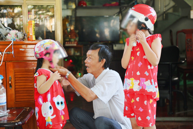 Hai đứa trẻ đ&oacute;i lả b&ecirc;n thi thể bố mẹ hiện ra sao? - Ảnh 3.