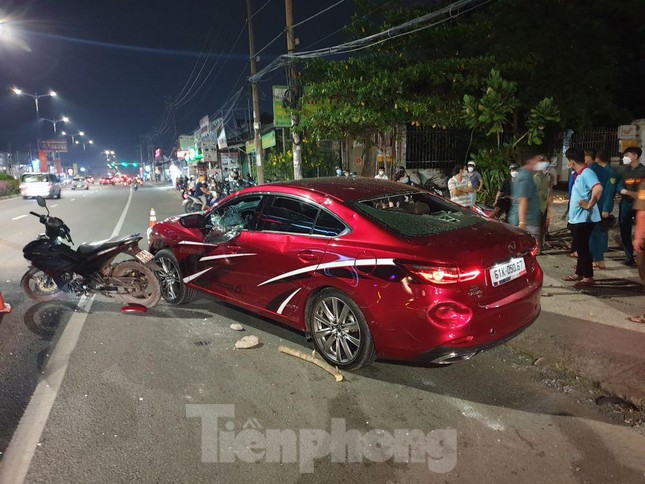 Ô tô tông liên hoàn kéo lê xe máy hơn 2km, người đi đường bất bình phá vỡ kính xe - Ảnh 4.