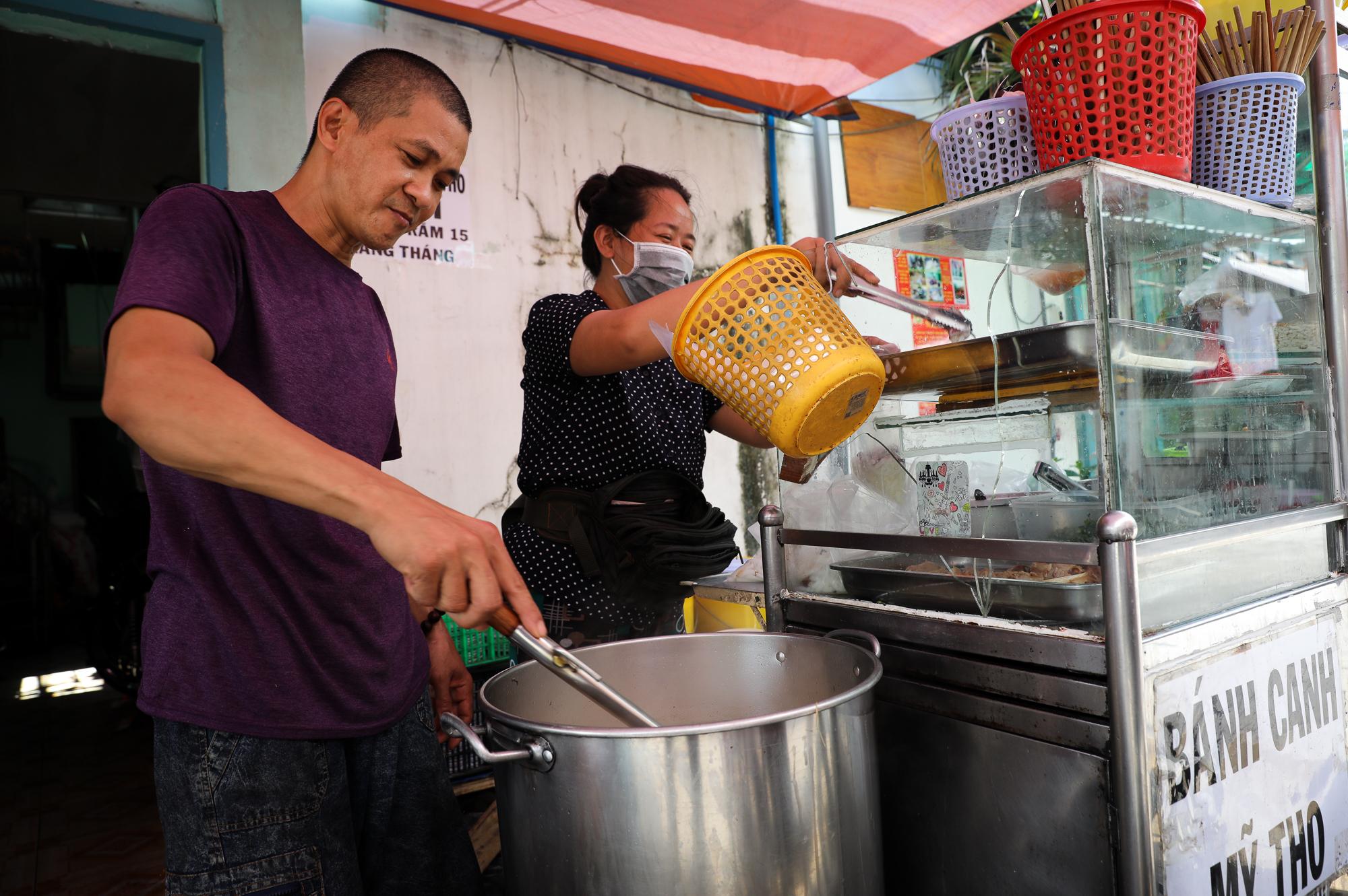 Quán bánh canh sườn 10.000 đồng rẻ nhất TP.HCM, suýt phá sản vì 4 năm không tăng giá - Ảnh 9.