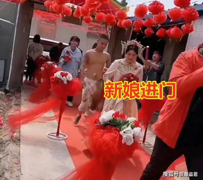 Rước dâu về đến cửa nhà, chú rể rơi vào tình cảnh 'thân tàn ma dại' vì trò đùa lố của đám bạn - Ảnh 1. Rước dâu về đến cửa nhà, chú rể rơi vào tình cảnh 'thân tàn ma dại' vì trò đùa lố của đám bạn - Ảnh 1.